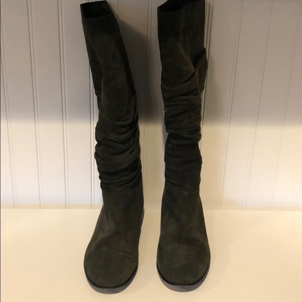 Green suede Burberry boots